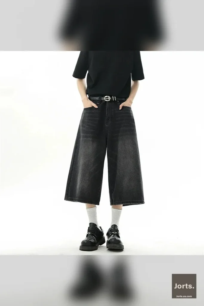 Men's baggy Y2K jorts worn in an urban setting, embodying the casual streetwear aesthetic.